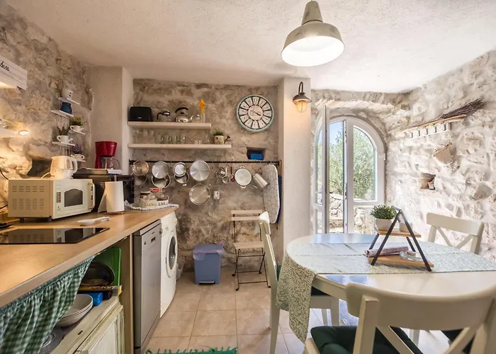 Dalmatinska Kuca * מאקרסקה